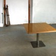 Tavolo 120X120 cm. Struttura in ferro e paino in multistrato rivestito in resina.